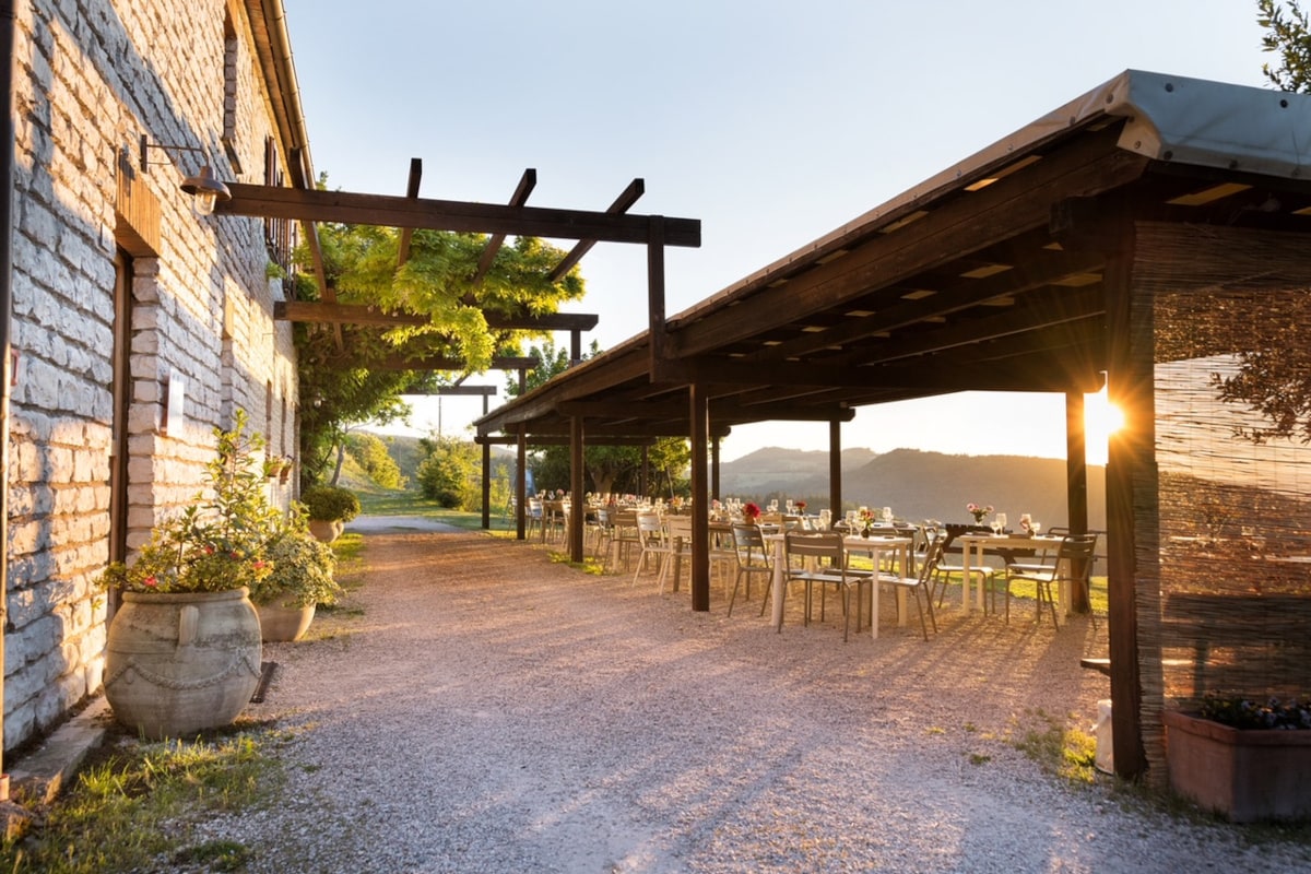 Riapre la Locanda Girolomoni: aperitivi bio al tramonto e incontri culturali nel cuore delle Marche