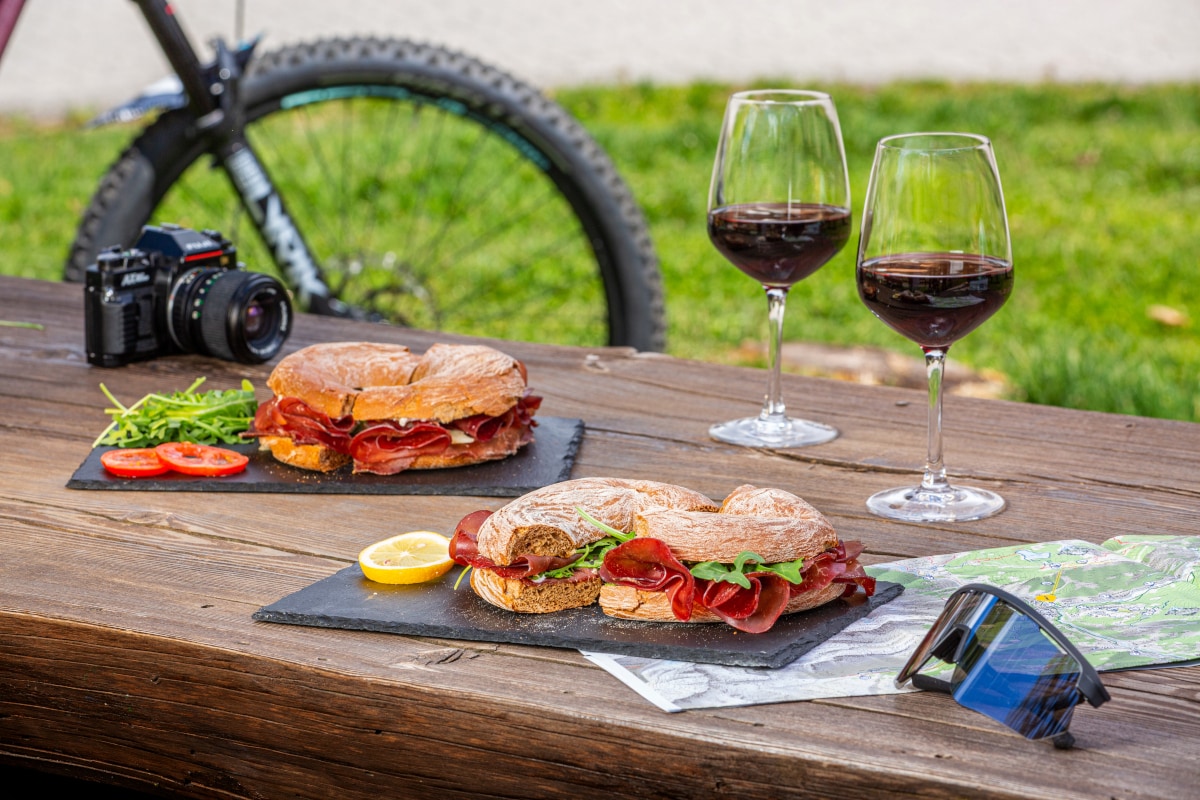 Bresaola della Valtellina IGP "A tutto gusto": 10 itinerari in bici per scoprirla e gustarla