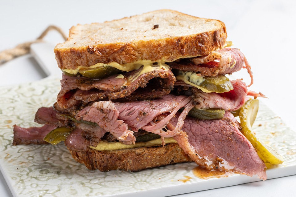 Cos'è il pastrami: 5 risposte su una pietanza che stiamo imparando ad amare (molto)