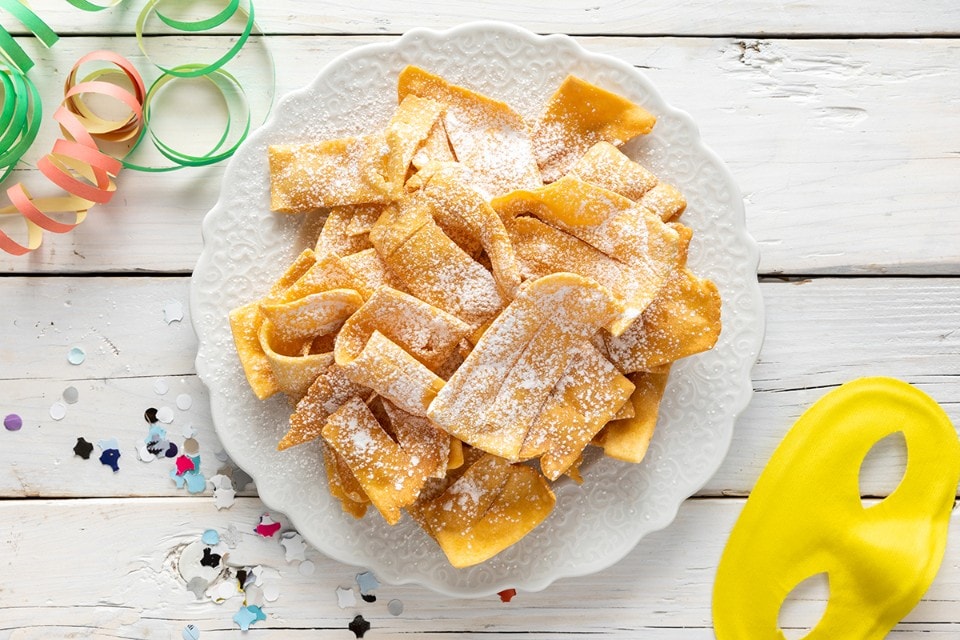 Bugie, chiacchiere, crostoli, frappe e galani: l’Accademia della Crusca ci spiega i dolci del Carnevale