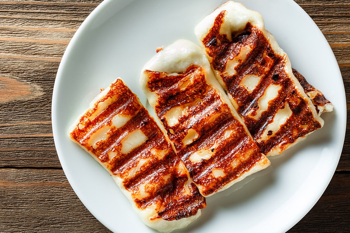 Cos’è l’halloumi: cinque risposte su una specialità del Mediterraneo che vi stupirà! 