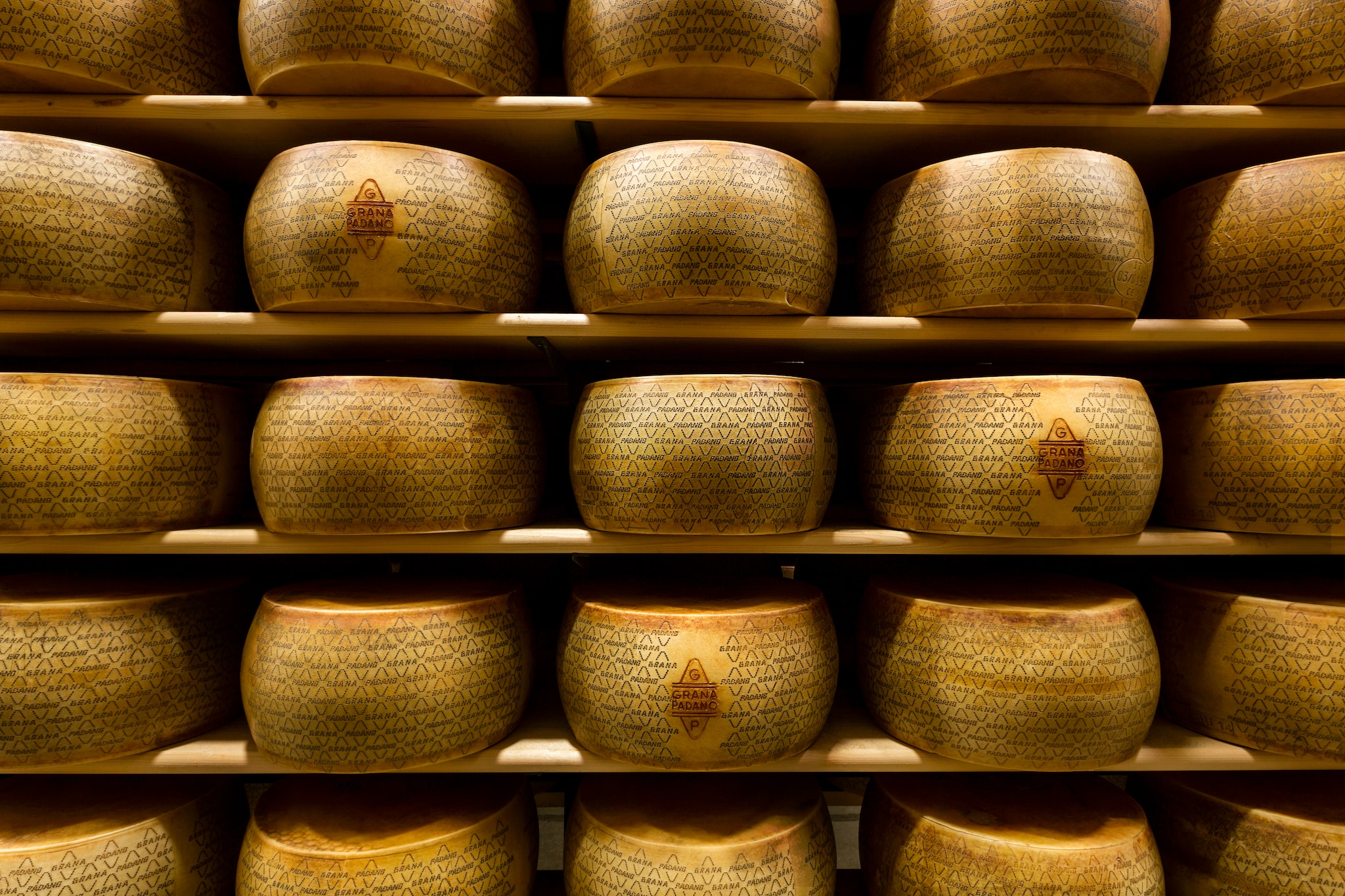 Tutto quello che devi sapere sul Grana Padano. Perché fa bene, come si mangia e quando
