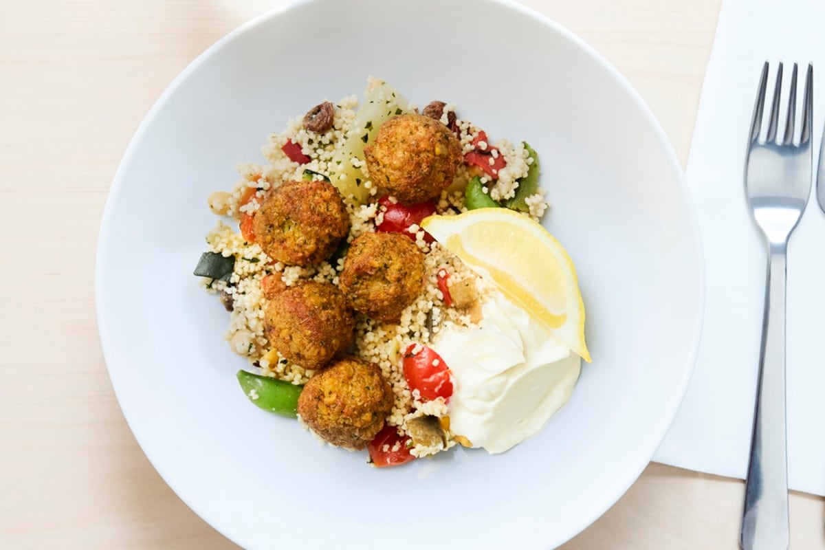 IKEA festeggia i 40 anni delle sue polpette con un nuovo falafel e dedica un anno al cibo
