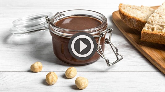 Guarda il video della ricetta Crema spalmabile alle nocciole