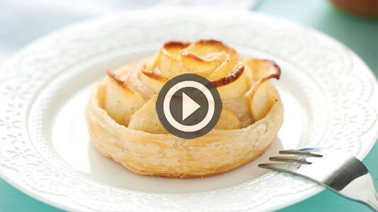 Guarda il video delle Rose di pasta sfoglia e mele alla cannella