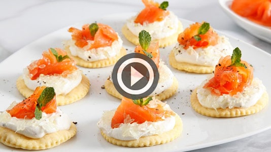 Guarda il video delle Tartine ricotta, salmone e caviale di limone