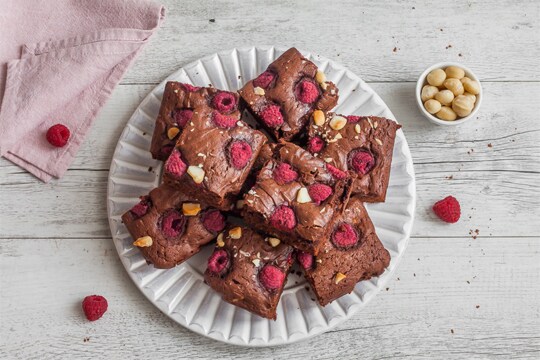 Guarda il video dei Brownies cioccolato e yogurt alla fragola