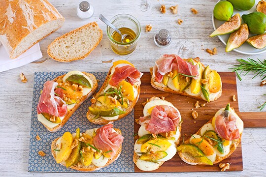 Guarda il video delle Bruschette alla frutta, mozzarella e prosciutto crudo