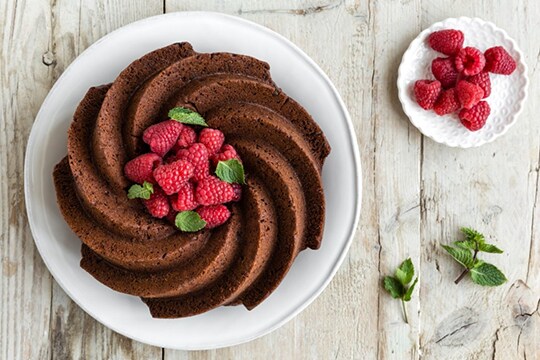 Guarda il video della Bundt cake al cioccolato e lamponi