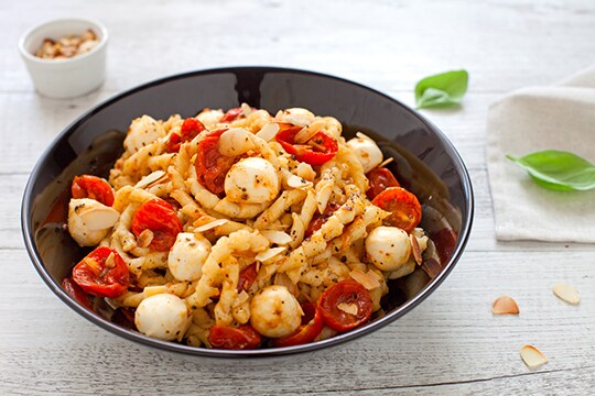 Guarda il video delle Busiate con mozzarelline e pomodori confit