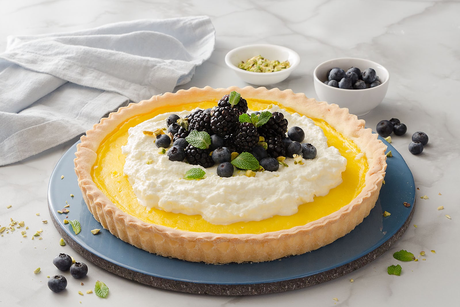 Crostata con crema al limone e panna montata