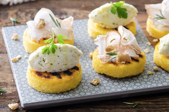 Guarda il video dei Canapè di crostini grigliati di polenta bigusto