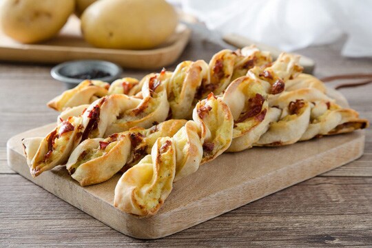 Guarda il video delle Frustine con patate, speck e prosciutto crudo