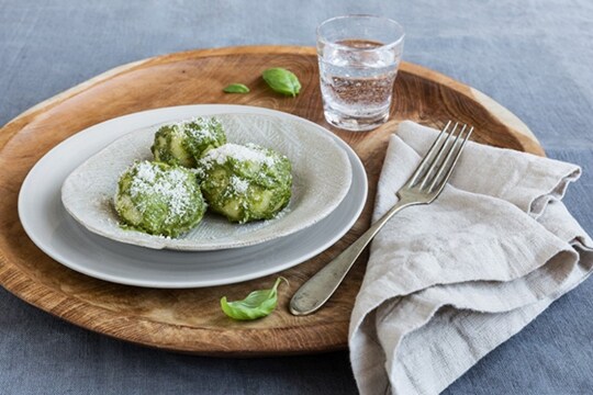 Guarda il video degli Gnocchi di patate e formaggio al pesto leggero