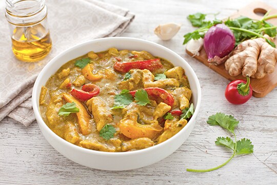 Guarda il video del Pollo al curry con peperoni e zenzero
