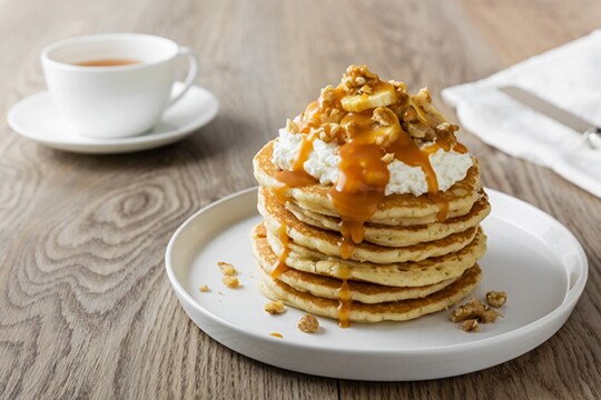 Guarda il video dei Pancakes con caramello salato, banane e noci