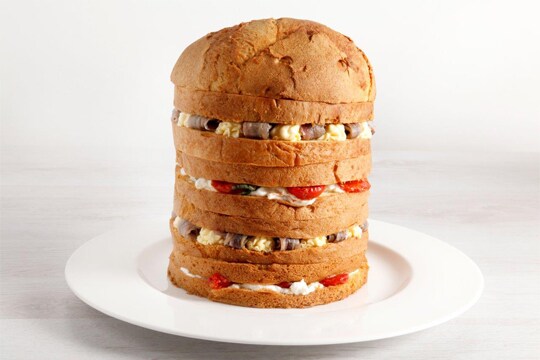 Guarda il video del Panettone farcito salato con pomodori confit, burrata e alici