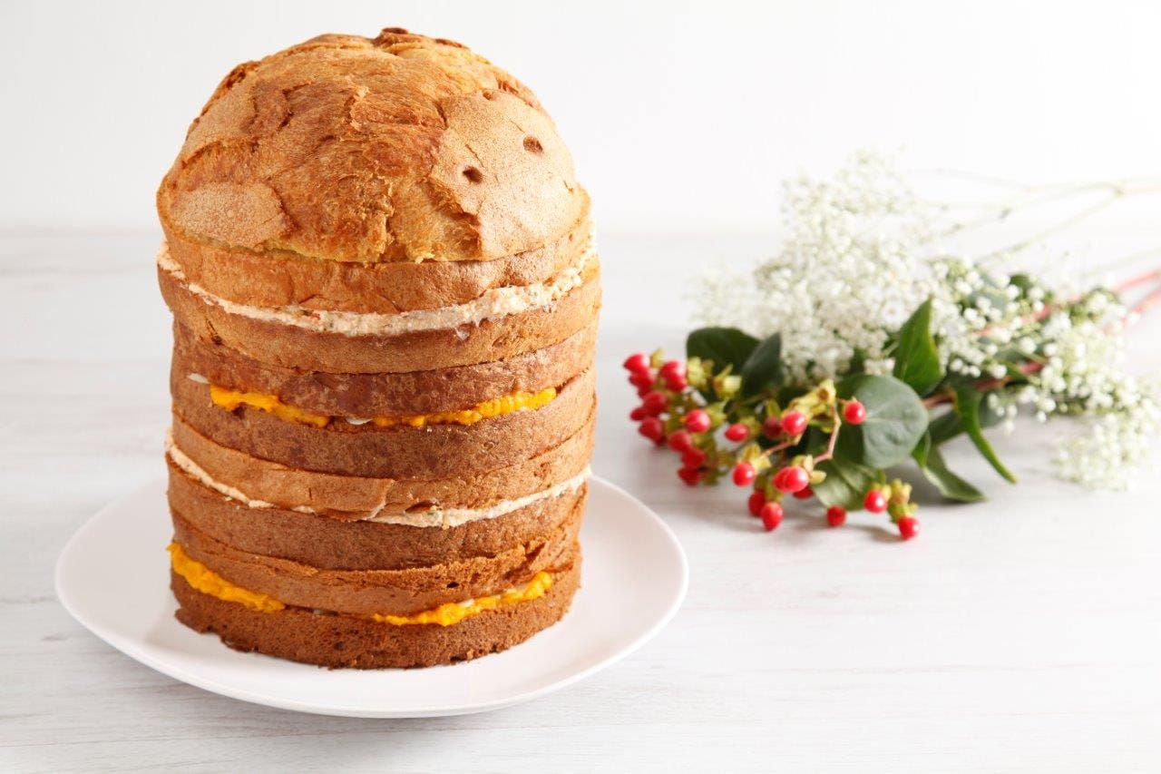Guarda il video del Panettone farcito salato con zucca, crema alla trapanese e gamberi