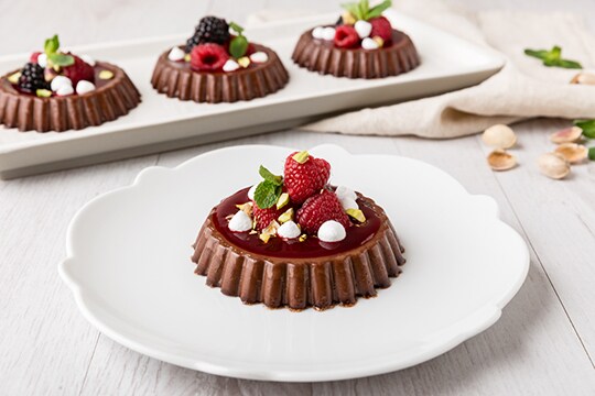 Guarda il video della Panna cotta al cioccolato con salsa di lamponi e more