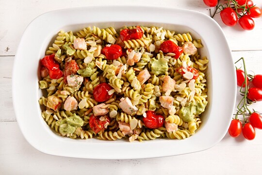 Guarda il video della Pasta fredda con pesto di avocado e salmone