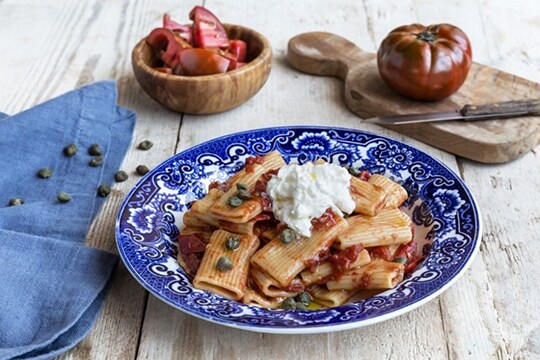 Guarda il video dei Rigatoni stufati con pomodori, capperi e stracciatella