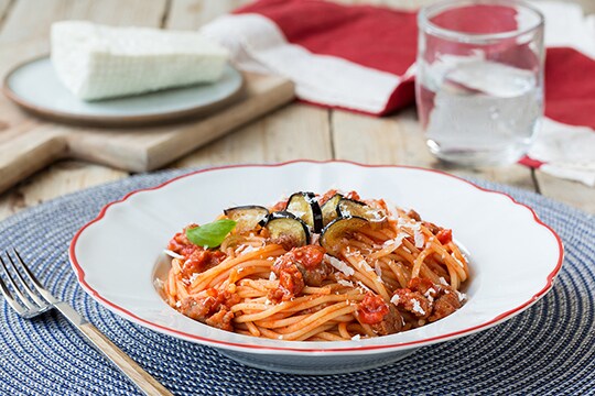 Guarda il video degli Spaghettoni al sugo con salsiccia e melanzane