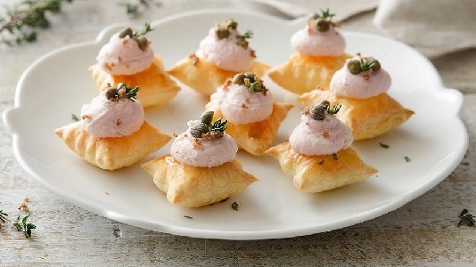 Guarda il video degli Stuzzichini di pasta sfoglia con mousse di prosciutto