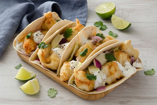 dei Tacos al pollo fritto e salsa allo yogurt