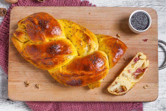 Guarda il video della Treccia di brioche salata farcita di salame, formaggio di malga e noci, una ricetta semplice ma scenografica.