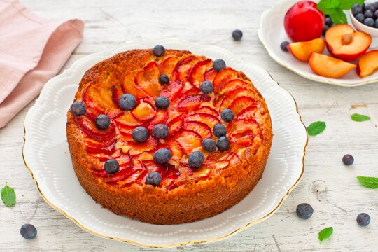 Guarda il video della Torta sette vasetti allo yogurt con prugne rosse