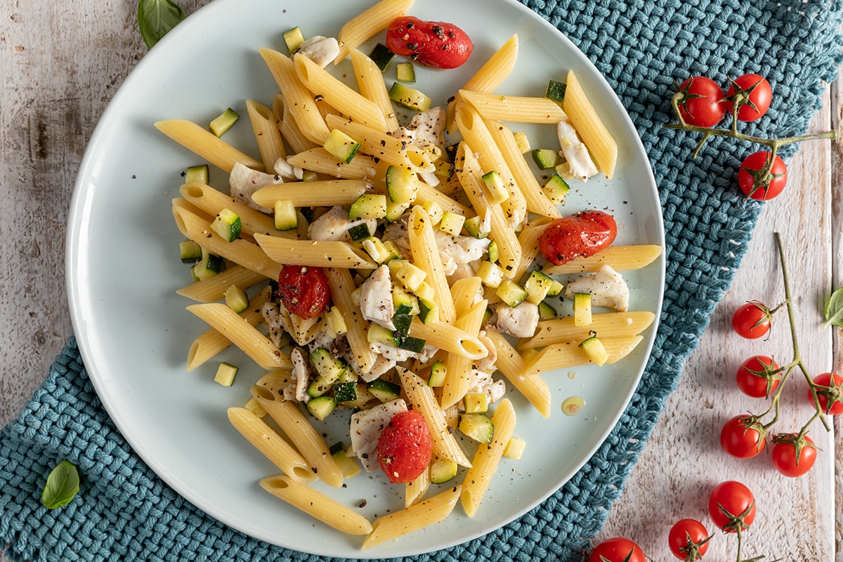 Penne con orata, zucchine e pomodorini ricetta