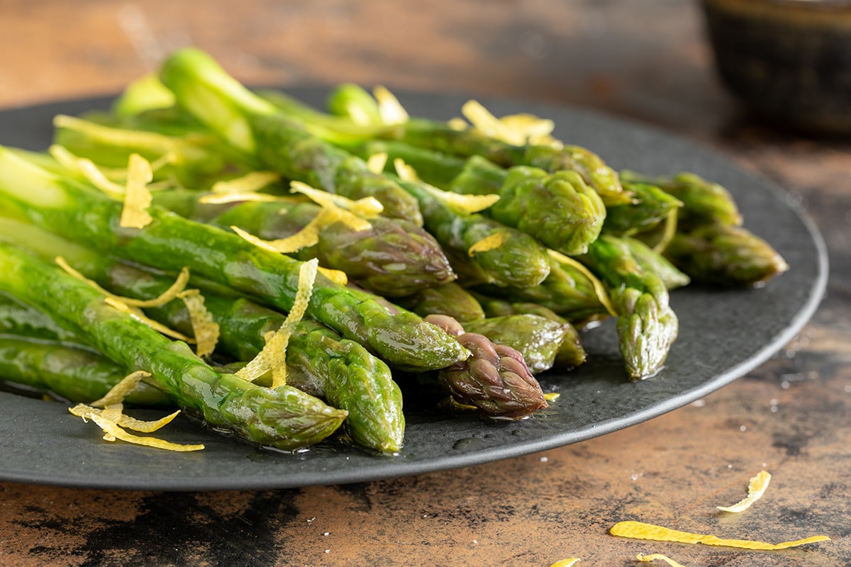 Asparagi con burro salato profumati al limone ricetta