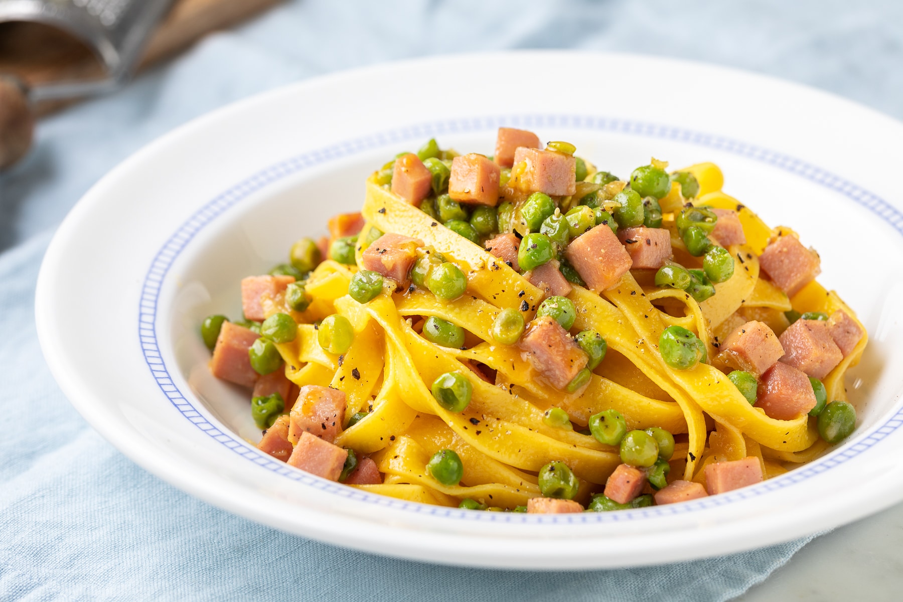 Fettuccine alla papalina con piselli ricetta