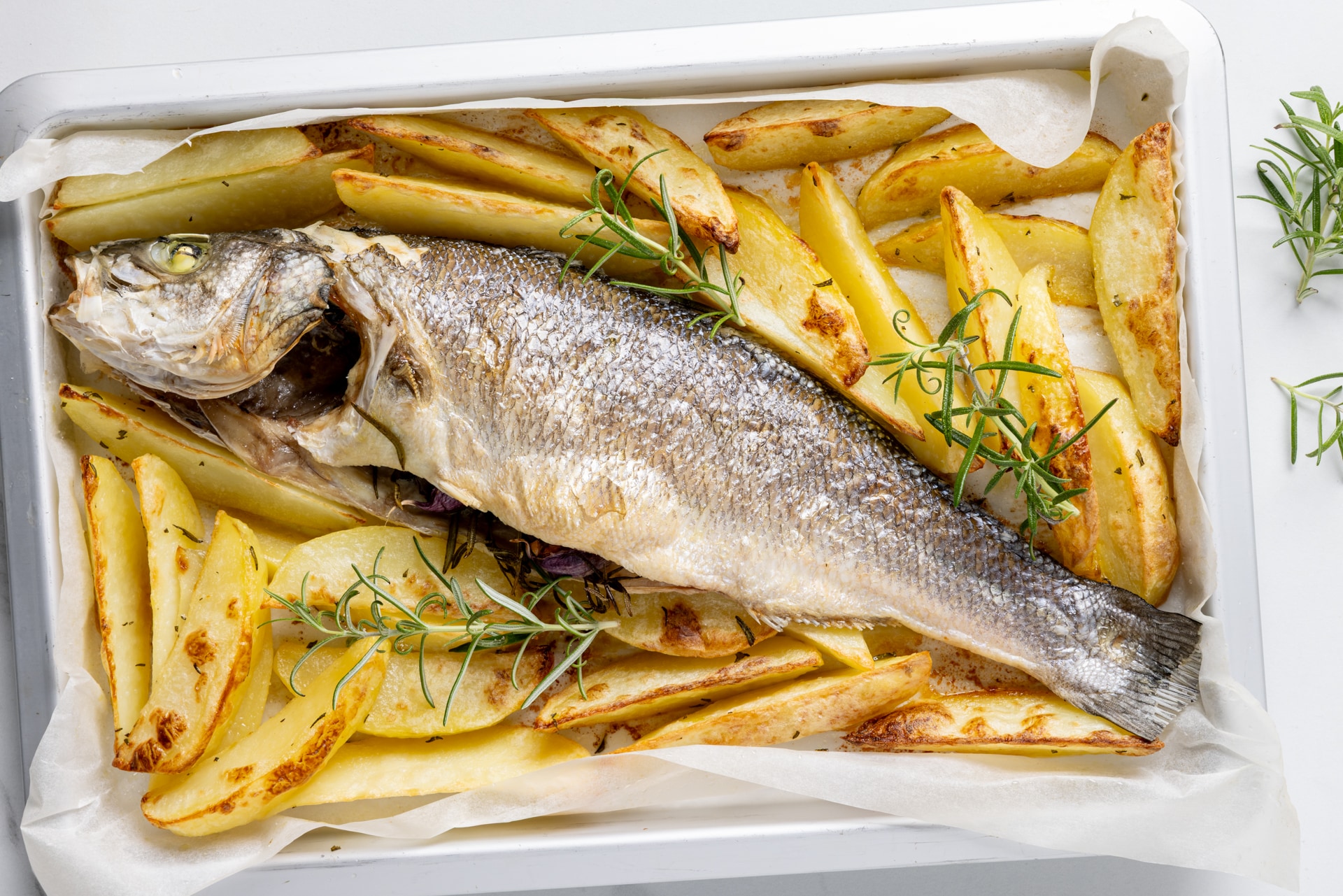 Spigola al forno con patate ricetta