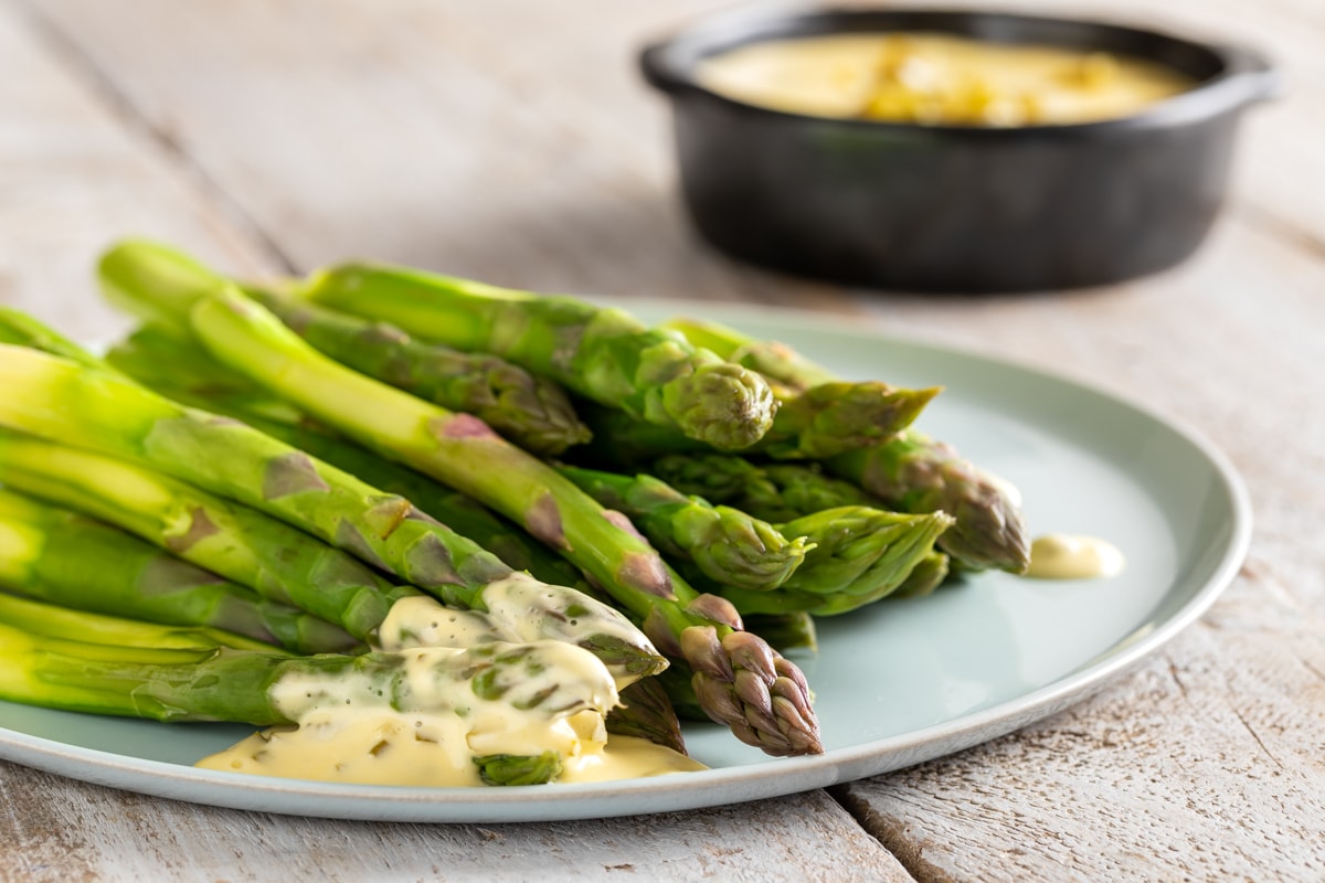 Asparagi con maionese piccante ricetta