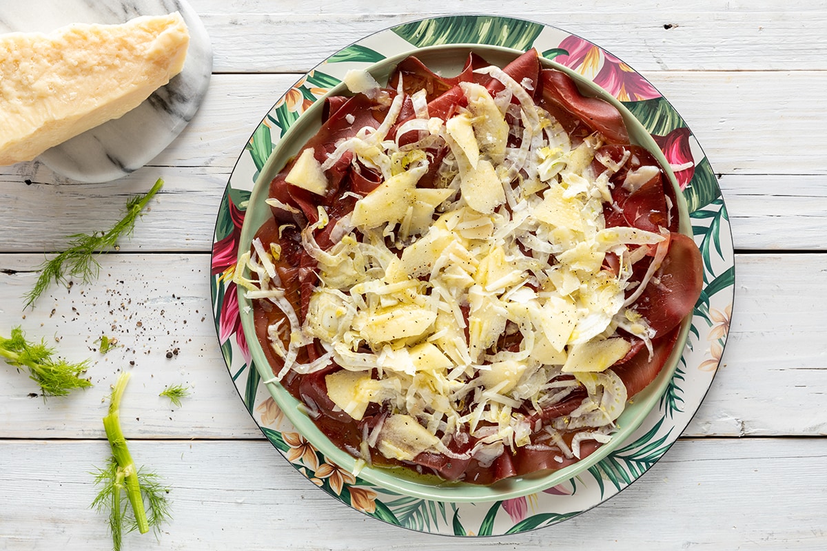 Bresaola con scaglie di grana, ﬁnocchi e mela verde ricetta