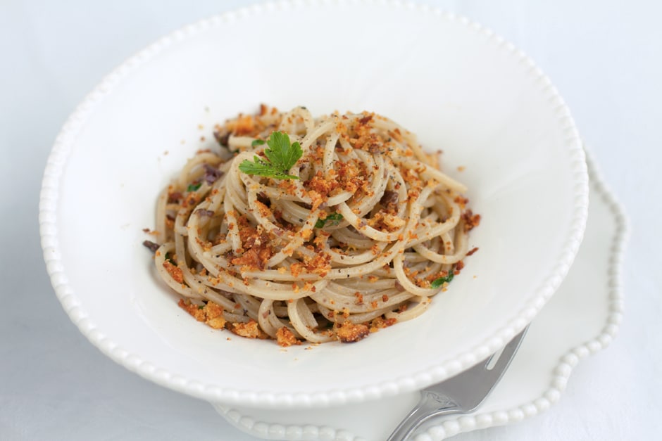 Spaghetti alla chitarra con olive, acciughe, limone e mollica fritta ricetta