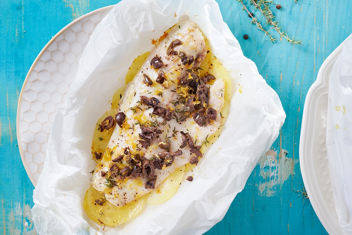 Filetti di branzino al cartoccio con limone, timo e olive ricetta