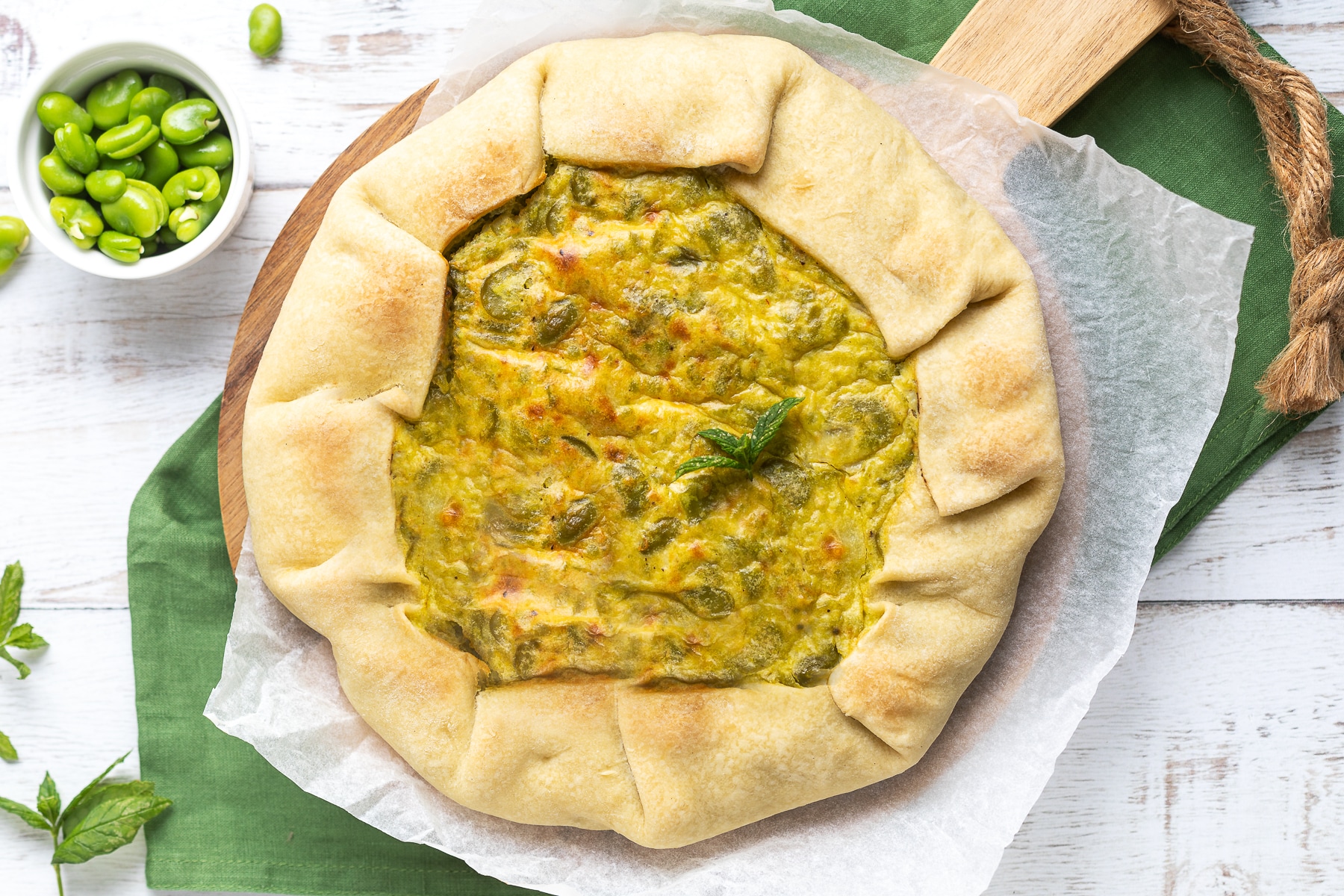 Torta salata con fave e olive alla menta ricetta