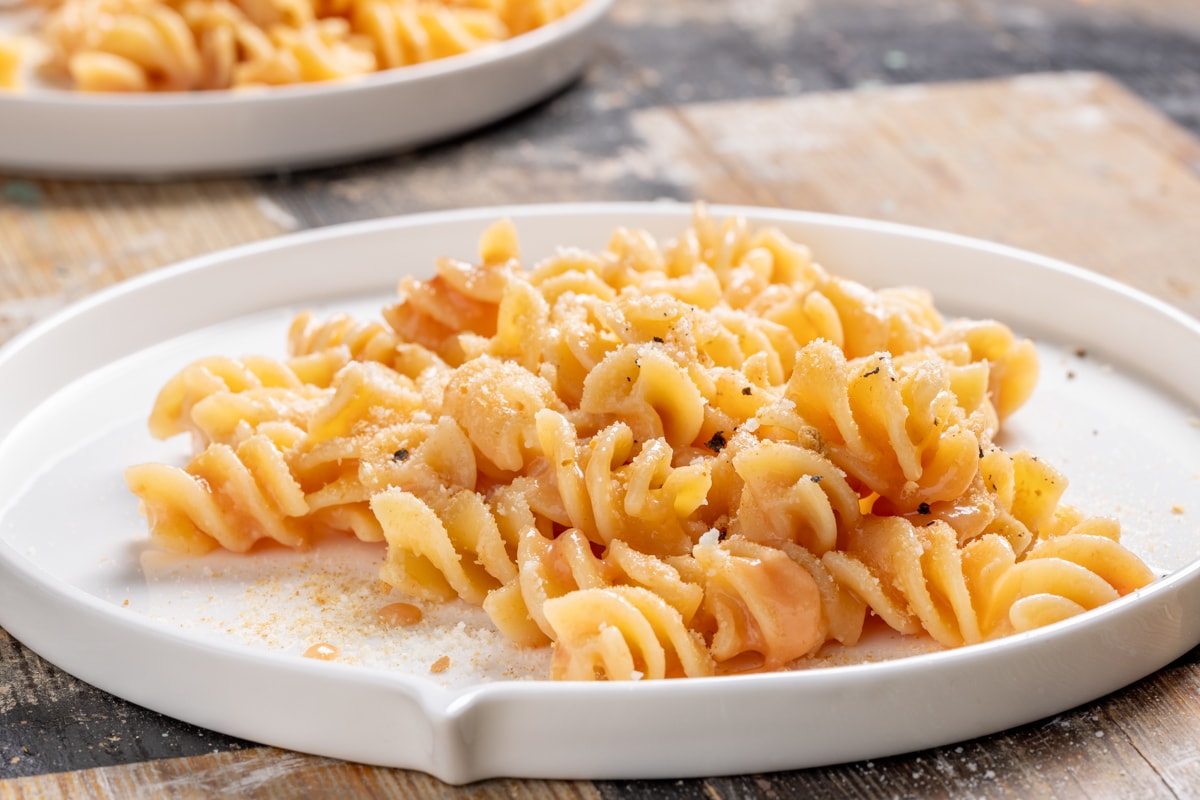Fusilloni con uovo, pecorino e pane tostato ricetta