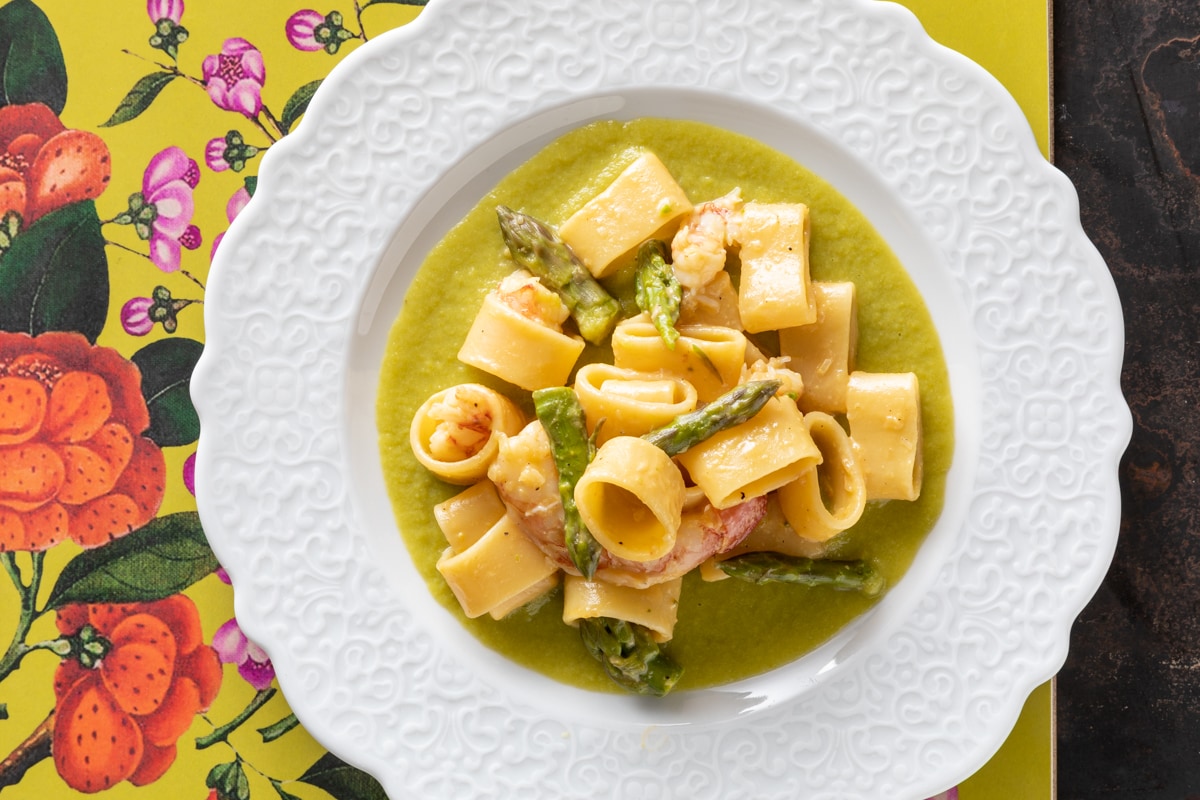 Calamarata con gamberi al passito e asparagi  ricetta