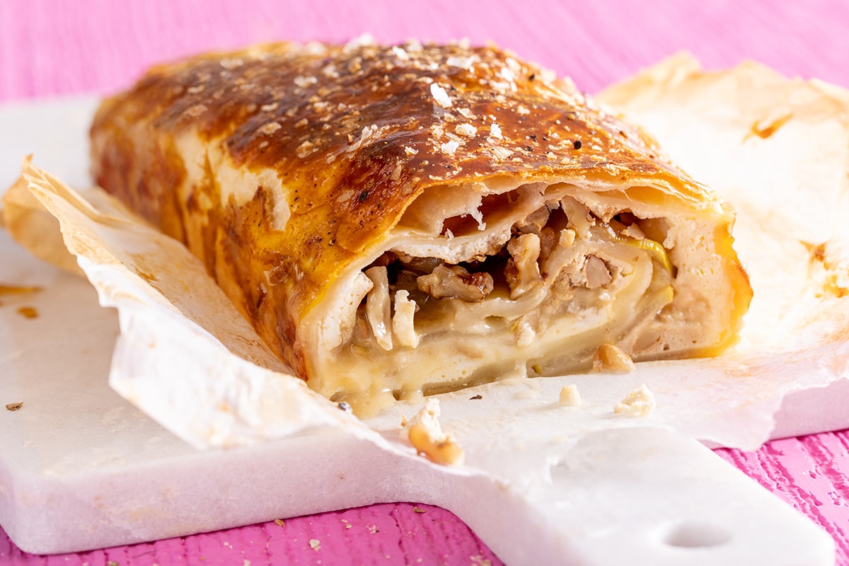 Strudel al gorgonzola, pere e noci ricetta