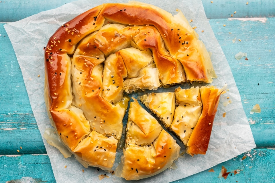 Torta greca con spinaci e feta (Spanakopita) ricetta