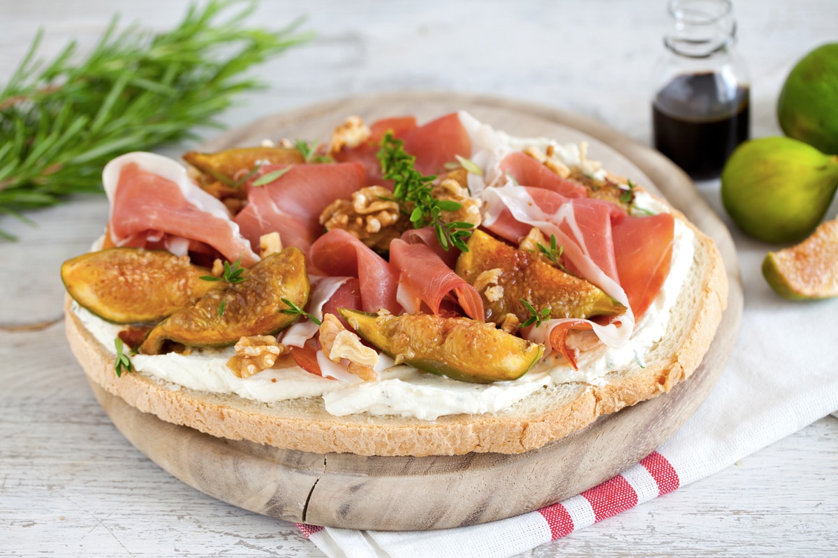 Bruschetta con robiola, prosciutto crudo, noci e fichi all’aceto balsamico ricetta