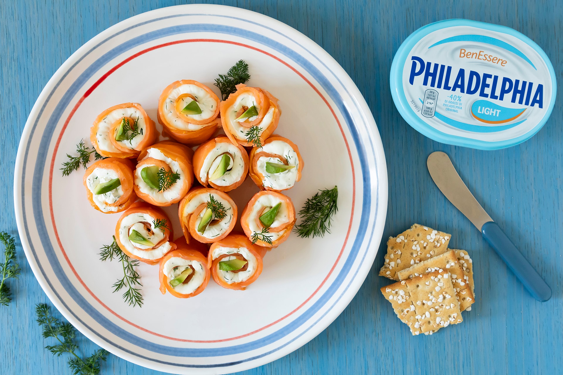 Involtini di salmone affumicato, avocado e formaggio spalmabile ricetta