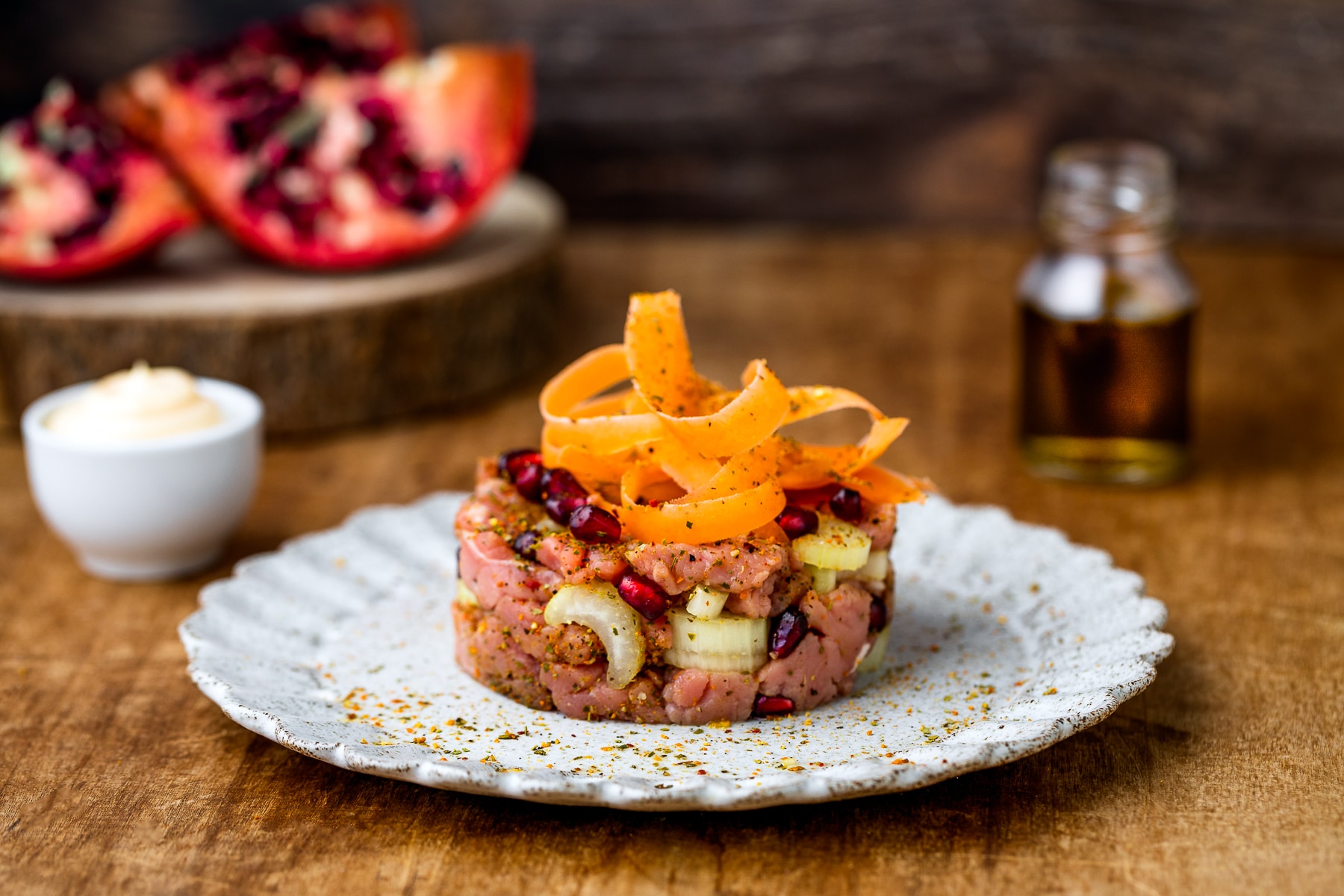 Tartare di manzo con nastri di carote, melagrana e sedano ricetta