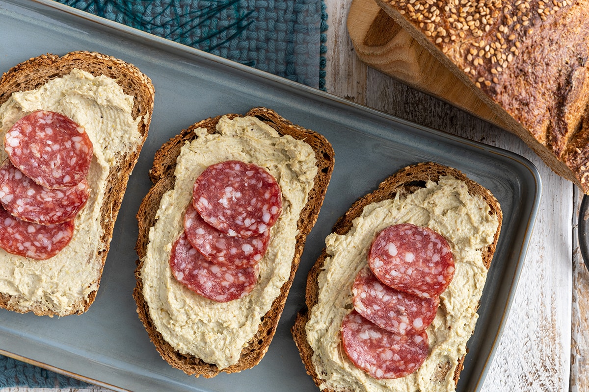 Bruschette con crema di carciofi e salame ricetta