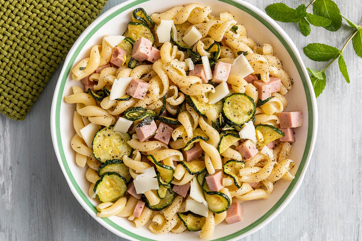 Insalata di pasta con zucchine alla scapece e mortadella ricetta