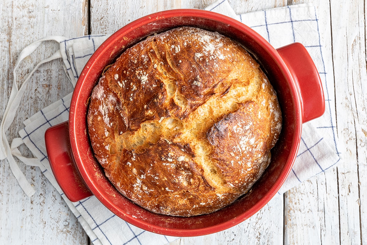 Cucina con la pentola per pane