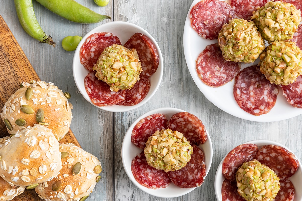 Tartufini con fave, pecorino, noci e salame ricetta